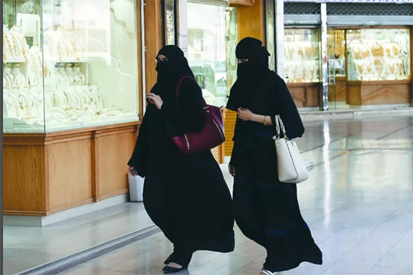 سيدتان سعوديتان تتسوقان في أحد المراكز التجارية