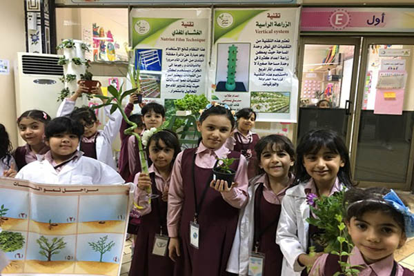 طالبات في مهرجان الزراعة المائية