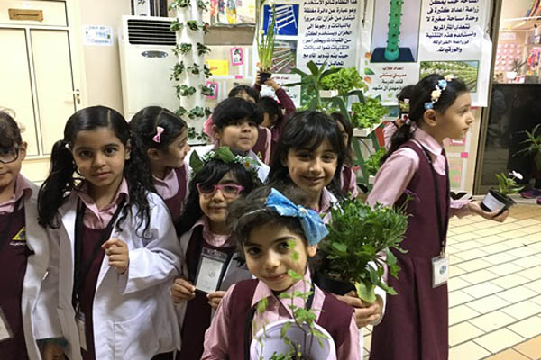 طالبات في مهرجان الزراعة المائية