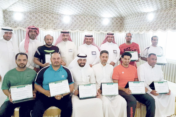مدير المكتب يتوسط المكرمين