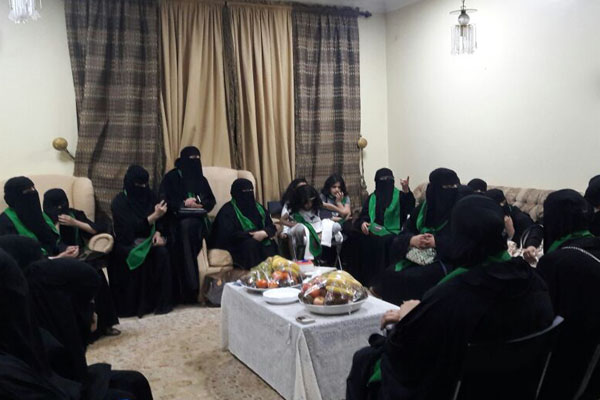 زيارة طالبات أبها لمرسم التشكيلية فاطمة المؤمن