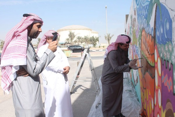 يوسف المقهوي يشارك في رسم جداريات بصفوى