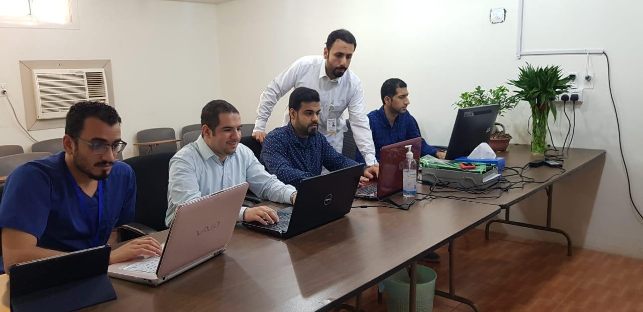 جانب من استقبال الاتصالات بمركز الخط الساخن